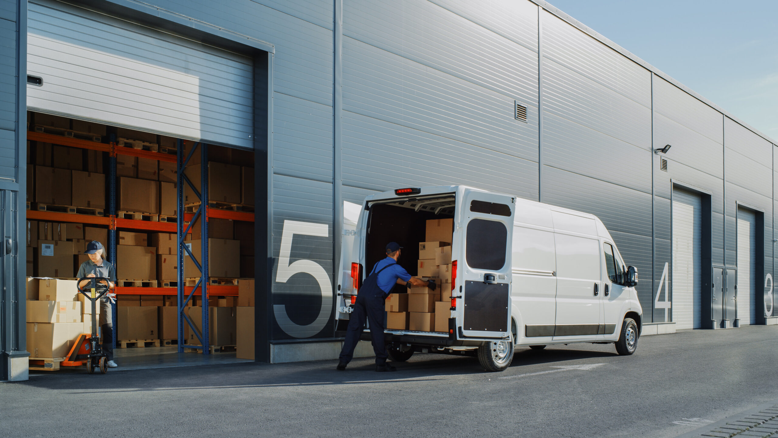 logistique avec un camion devant entrepôt